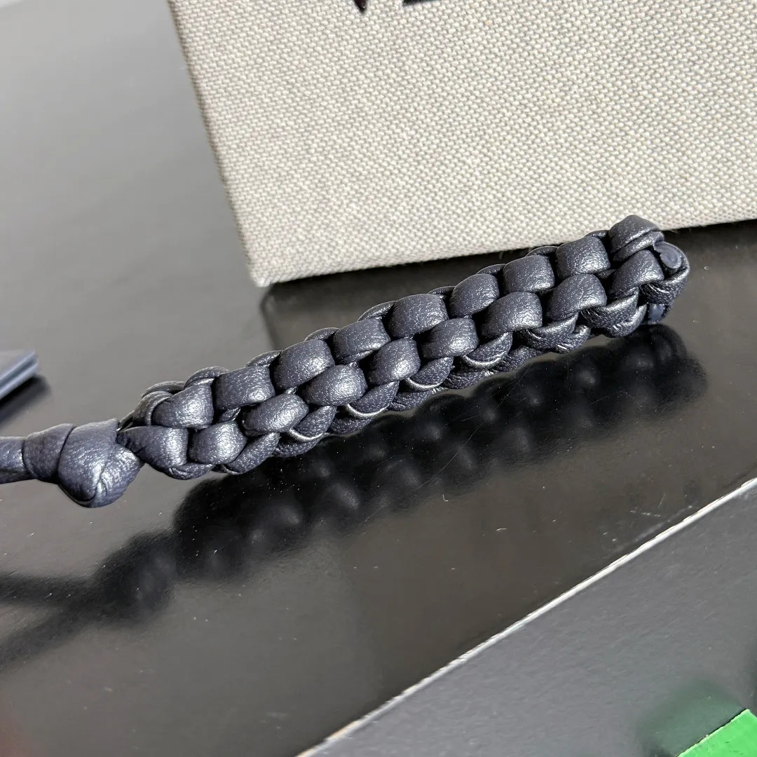 Batch 420 Let’s see what new cute little thing BV has released~ It’s this letter pendant, which is different from the puppy pendant. The weaving of this letter is more three-dimensional, and the material is very solid, and it is not easy to deform even if it is folded. Style number: I